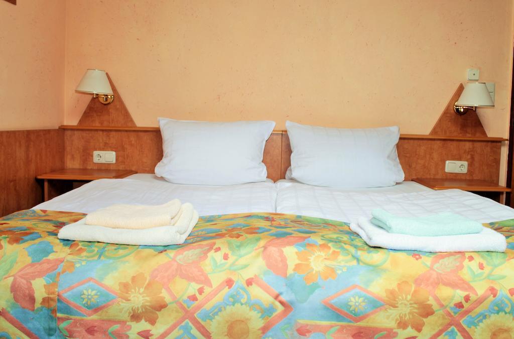 Garni Zum Adler Hotel Gensingen ห้อง รูปภาพ