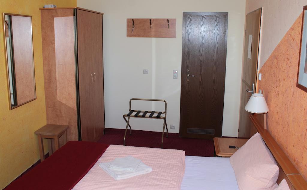 Garni Zum Adler Hotel Gensingen ห้อง รูปภาพ