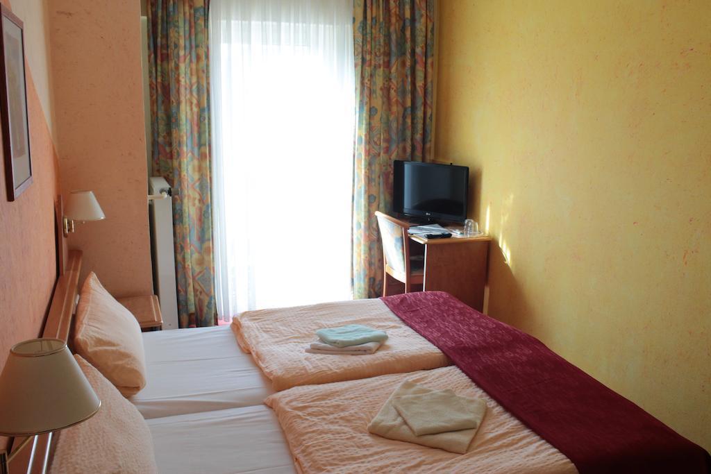 Garni Zum Adler Hotel Gensingen ห้อง รูปภาพ